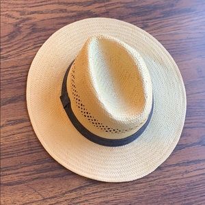 Straw hat with denim ban